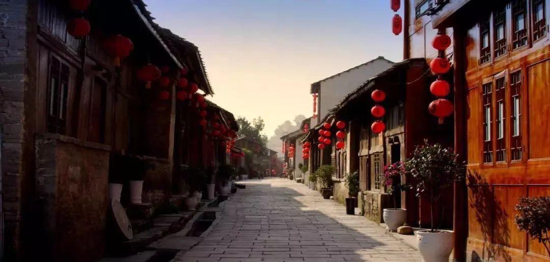 偶遇杜海涛沈梦辰逛街，十指紧扣甜如初恋，网友：这才是真爱！
